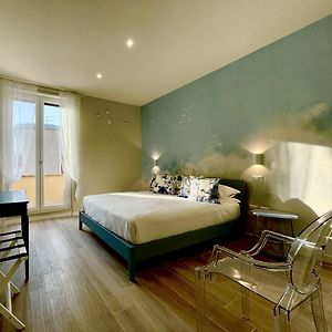 Großes Zimmer mit Kingsize-Bett